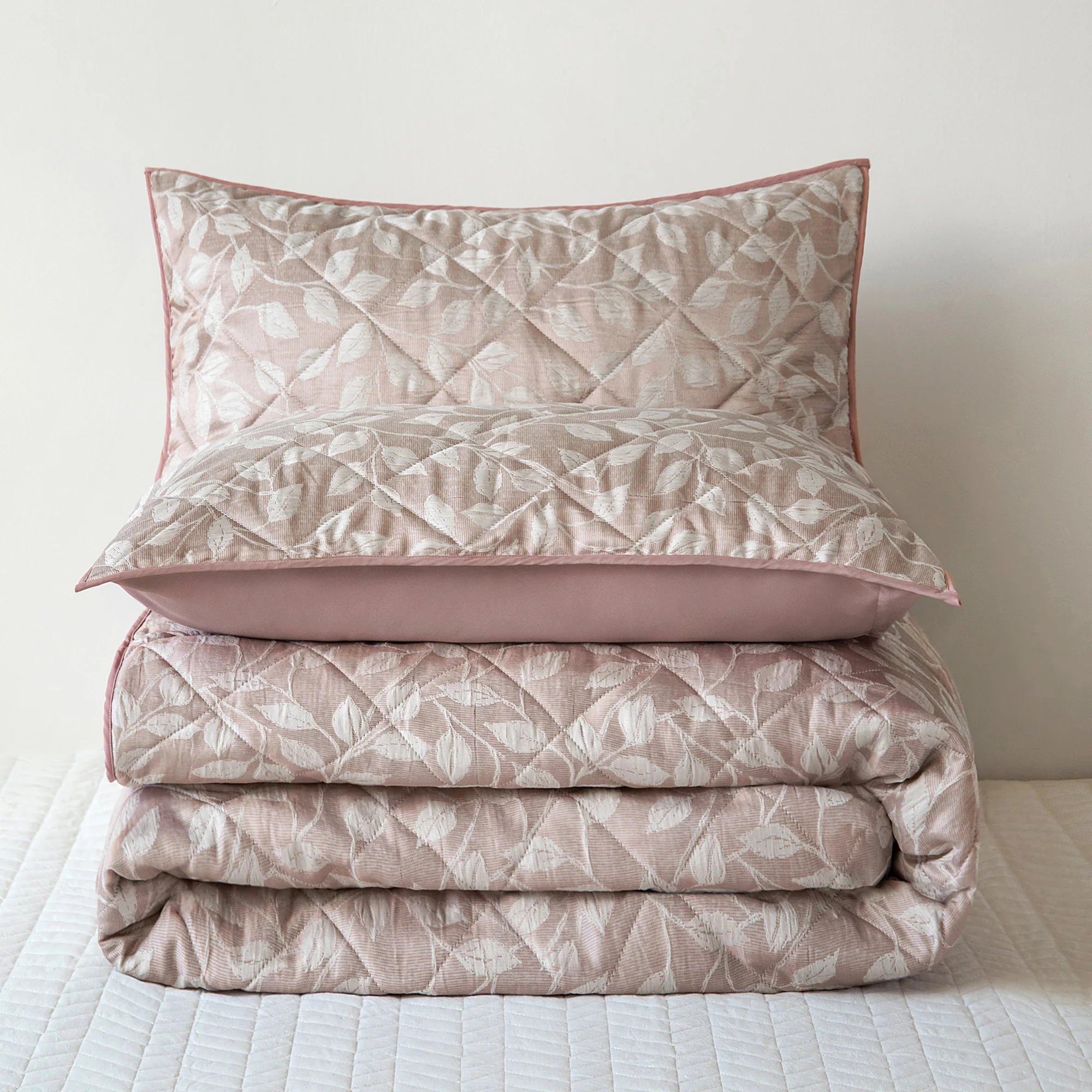 Velosso Luxury Jacquard Leaves Blush Quilted Bedspread Set - Image 2